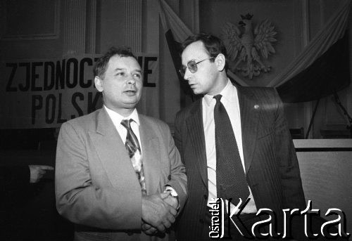 12.05.1990, Warszawa, Polska.
Konferencja prasowa, na której poinformowano o utworzeniu Porozumienia Centrum. Prezes partii Jarosław Kaczyński i Jan Parys.
Fot. Anna Pietuszko, zbiory Ośrodka KARTA