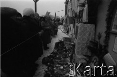 Styczeń 1991, Wilno, Litwa.
Kobiety przy kapliczce.
Fot. Anna Pietuszko, zbiory Ośrodka KARTA