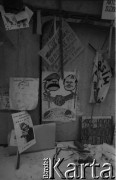 Styczeń 1991, Wilno, Litwa.
Plakaty i transparenty na umocnieniach otaczających budynek Sejmu.
Fot. Anna Pietuszko, zbiory Ośrodka KARTA