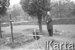 Lata 90., Wilno, Litwa.
Bronisław Geremek na cmentarzu na Rossie.
Fot. Anna Pietuszko, zbiory Ośrodka KARTA