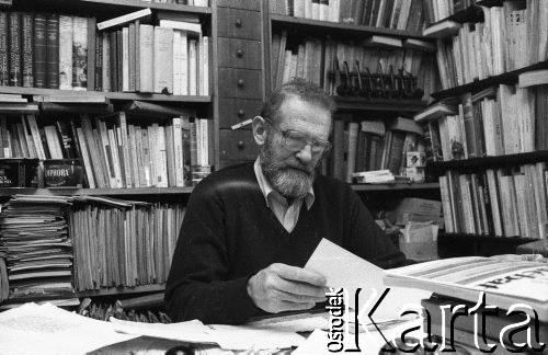 1989, Warszawa, Polska.
Profesor Bronisław Geremek w swoim gabinecie podczas pracy.
Fot. Anna Pietuszko, zbiory Ośrodka KARTA
