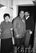 1990, Warszawa, Polska.
Jacek Kuroń w mieszkaniu Bronisława Geremka przy ul. Piwnej. Z lewej stoi żona profesora Hanna.
Fot. Anna Pietuszko, zbiory Ośrodka KARTA