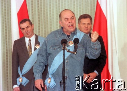 Marzec 1998, Warszawa, Polska.
Jacek Kuroń podczas uroczystości dekoracji Orderem Orła Białego. Z tyłu stoją Karol Modzelewski i prezydent Aleksander Kwaśniewski.
Fot. Anna Pietuszko, zbiory Ośrodka KARTA