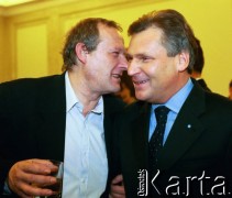 Marzec 1998, Warszawa, Polska.
Adam Michnik i prezydent Aleksander Kwaśniewski podczas uroczystości dekoracji Jacka Kuronia Orderem Orła Białego.
Fot. Anna Pietuszko, zbiory Ośrodka KARTA