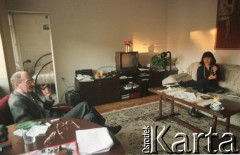 1996, Kraków, Polska.
Pisarz Sławomir Mrożek z żoną Susaną Osorio-Mrożek w mieszkaniu.
Fot. Anna Pietuszko, zbiory Ośrodka KARTA