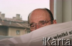6.10.1996, Kraków, Polska.
Pisarz Sławomir Mrożek czyta gazetę.
Fot. Anna Pietuszko, zbiory Ośrodka KARTA