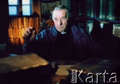 1996, Kraków, Polska.
Ksiądz Józef Tischner w bibliotece klasztornej.
Fot. Anna Pietuszko, zbiory Ośrodka KARTA