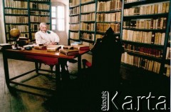 1996, Kraków, Polska.
Ksiądz Józef Tischner w bibliotece klasztornej.
Fot. Anna Pietuszko, zbiory Ośrodka KARTA