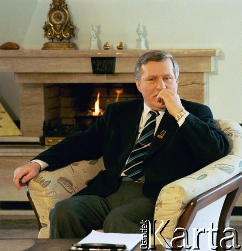 1998, Gdańsk, Polska. 
Lech Wałęsa w salonie nowego domu.
Fot. Anna Pietuszko, zbiory Ośrodka KARTA