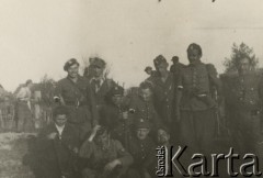 Kwiecień 1944, Wileńszczyzna.
Partyzanci 3 Brygady Armii Krajowej, wśród nich dwie łączniczki z Wilna.
Fot. NN, kolekcja Wincentego Borodziewicza, zbiory Ośrodka KARTA, przekazała Wanda Borodziewicz