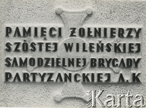 Po 17.08.1975, Warszawa, Polska.
Pamiątkowa tablica poświęcona żołnierzom 6 Wileńskiej Samodzielnej Brygady Partyzanckiej Armii Krajowej wykonana przez Zbigniewa Maleszewskiego ps. Zbych. Została umieszczona w przedsionku kościoła św. Anny.
Fot. NN, kolekcja Wincentego Borodziewicza, zbiory Ośrodka KARTA, przekazała Wanda Borodziewicz