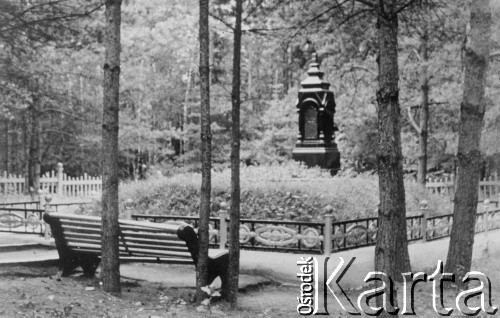 Po 1950, Katyń, ZSRR.
Pomnik postawiony w Katyniu w latach 50. 
Fot. NN, kolekcja Wincentego Borodziewicza, zbiory Ośrodka KARTA, przekazała Wanda Borodziewicz