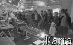 Czerwiec 1981, Poznań, Polska.
Stoisko z instrumentami muzycznymi na Targach Poznańskich. 
Fot. Zbigniew Trybek, zbiory Ośrodka KARTA