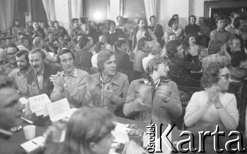 Sierpień 1980, Gdańsk, Polska.
Strajk okupacyjny w Stoczni Gdańskiej im. Lenina. Sala BHP, obrady Międzyzakładowego Komitetu Strajkowego. Przy stołach siedzą delegaci strajkujących zakładów.
Fot. Zbigniew Trybek, zbiory Ośrodka KARTA

