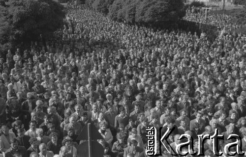 Sierpień 1980, Gdańsk, Polska.
Strajk okupacyjny w Stoczni Gdańskiej im. Lenina. Ludzie zgromadzeni przed stocznią podczas mszy świętej.
Fot. Zbigniew Trybek, zbiory Ośrodka KARTA

