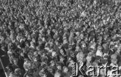 Sierpień 1980, Gdańsk, Polska.
Strajk okupacyjny w Stoczni Gdańskiej im. Lenina. Ludzie zgromadzeni przed stocznią podczas mszy świętej.
Fot. Zbigniew Trybek, zbiory Ośrodka KARTA


