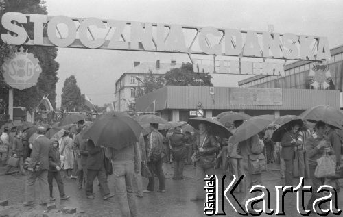 Sierpień 1980, Gdańsk, Polska.
Strajk okupacyjny w Stoczni Gdańskiej im. Lenina. Ludzie zgromadzeni przed stocznią. Widoczne tablice z 21 postulatami strajkujących robotników.
Fot. Zbigniew Trybek, zbiory Ośrodka KARTA

