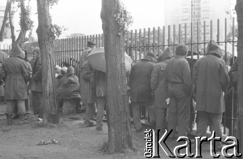 Sierpień 1980, Gdańsk, Polska.
Strajk okupacyjny w Stoczni Gdańskiej im. Lenina. Strajkujący rozmawiają przez ogrodzenie z rodzinami.
Fot. Zbigniew Trybek, zbiory Ośrodka KARTA

