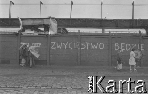 Sierpień 1980, Gdańsk, Polska.
Strajk okupacyjny w Stoczni Gdańskiej im. Lenina. Na murze otaczającym stocznię hasło: 