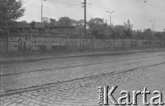 Sierpień 1980, Gdańsk, Polska.
Strajk okupacyjny w Stoczni Gdańskiej im. Lenina. Na murze otaczającym stocznię hasła: 