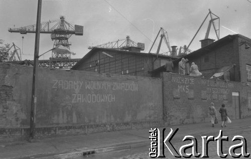 Sierpień 1980, Gdańsk, Polska.
Strajk okupacyjny w Stoczni Gdańskiej im. Lenina. Na murze otaczającym stocznię hasła: 