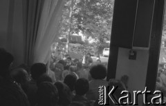 Sierpień 1980, Gdańsk, Polska.
Strajk okupacyjny w Stoczni Gdańskiej im. Lenina. Strajkujący przy oknie w sali BHP.
Fot. Zbigniew Trybek, zbiory Ośrodka KARTA

