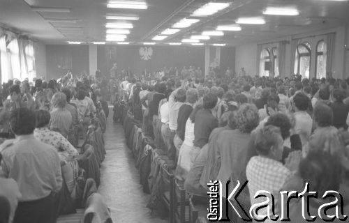 Sierpień 1980, Gdańsk, Polska.
Strajk okupacyjny w Stoczni Gdańskiej im. Lenina. Obrady Międzyzakładowego Komitetu Strajkowego w sali BHP. Zebrani klaszczą, za stołem prezydium MKS.
Fot. Zbigniew Trybek, zbiory Ośrodka KARTA

