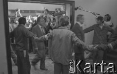 30.08.1980, Gdańsk, Polska.
Strajk okupacyjny w Stoczni Gdańskiej im. Lenina. Członkowie komisji rządowej w sali BHP, prawdopodobnie opuszczają pomieszczenie, w którym negocjowali ze strajkującymi.
Fot. Zbigniew Trybek, zbiory Ośrodka KARTA

