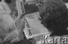Sierpień 1980, Gdańsk, Polska.
Strajk okupacyjny w Stoczni Gdańskiej im. Lenina. Mężczyzna czyta artykuł prasowy pt. 
