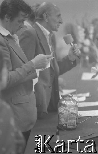 Sierpień 1980, Gdańsk, Polska.
Strajk okupacyjny w Stoczni Gdańskiej im. Lenina. Sala BHP, na pierwszym planie Florian Wiśniewski. Na stole stoi słoik zapełniony pieniędzmi zebranymi wśród strajkujących.
Fot. Zbigniew Trybek, zbiory Ośrodka KARTA

