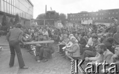 Sierpień 1980, Gdańsk, Polska.
Strajk okupacyjny w Stoczni Gdańskiej im. Lenina. Ludzie zgromadzeni przed stocznią.
Fot. Zbigniew Trybek, zbiory Ośrodka KARTA

