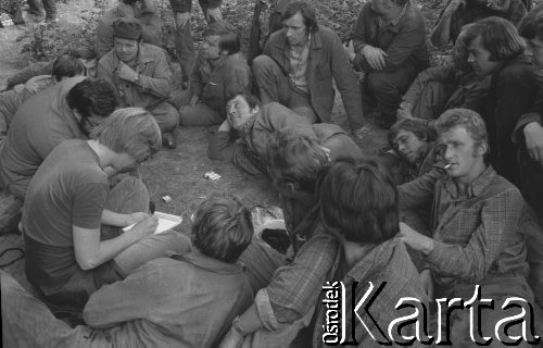 Sierpień 1980, Gdańsk, Polska.
Strajk okupacyjny w Stoczni Gdańskiej im. Lenina. Stoczniowcy siedzą na trawie.
Fot. Zbigniew Trybek, zbiory Ośrodka KARTA

