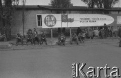 Sierpień 1980, Gdańsk, Polska.
Strajk okupacyjny w Stoczni Gdańskiej im. Lenina. Stoczniowcy siedzą na ławkach. 
Fot. Zbigniew Trybek, zbiory Ośrodka KARTA

