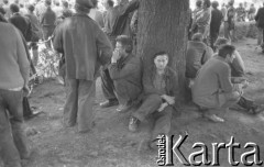 Sierpień 1980, Gdańsk, Polska.
Strajk okupacyjny w Stoczni Gdańskiej im. Lenina. Strajkujący odpoczywają pod drzewem.
Fot. Zbigniew Trybek, zbiory Ośrodka KARTA

