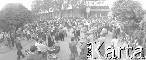 Sierpień 1980, Gdańsk, Polska.
Strajk okupacyjny w Stoczni Gdańskiej im. Lenina. Ludzie zgromadzeni przed stocznią.
Fot. Zbigniew Trybek, zbiory Ośrodka KARTA

