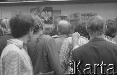 Sierpień 1980, Gdańsk, Polska.
Strajk okupacyjny w Stoczni Gdańskiej im. Lenina. Strajkujący robotnicy przed gablotami, w których umieszczono artykuły z zagranicznej prasy na temat strajku.
Fot. Zbigniew Trybek, zbiory Ośrodka KARTA

