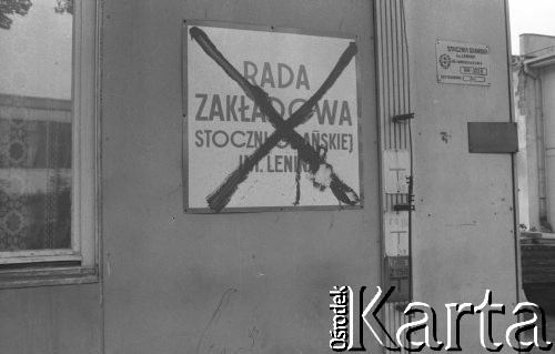 Sierpień 1980, Gdańsk, Polska.
Strajk okupacyjny w Stoczni Gdańskiej im. Lenina. Przekreślona tablica z napisem 