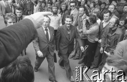 30.08.1980, Gdańsk, Polska.
Strajk okupacyjny w Stoczni Gdańskiej im. Lenina. Lech Wałęsa i wicepremier Mieczysław Jagielski.
Fot. Zbigniew Trybek, zbiory Ośrodka KARTA