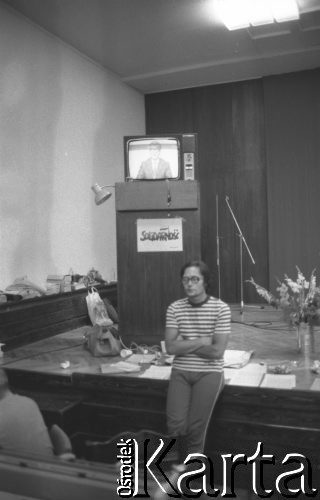 Sierpień 1980, Gdańsk, Polska.
Strajk okupacyjny w Stoczni Gdańskiej im. Lenina. Sala BHP, na mównicy stoi telewizor.
Fot. Zbigniew Trybek, zbiory Ośrodka KARTA

