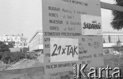 Sierpień 1980, Gdańsk, Polska.
Strajk okupacyjny w Stoczni Gdańskiej im. Lenina. Na tablicy informacyjnej na placu budowy parkingu przed stocznią naklejone kartki z hasłami strajkujących: 