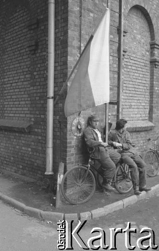 Sierpień 1980, Gdańsk, Polska.
Strajk okupacyjny w Stoczni Gdańskiej im. Lenina. Robotnicy siedzą na rowerze pod salą BHP.
Fot. Zbigniew Trybek, zbiory Ośrodka KARTA

