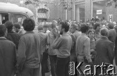 Sierpień 1980, Gdańsk, Polska.
Strajk okupacyjny w Stoczni Gdańskiej im. Lenina. Strajkujący zgromadzeni przed salą BHP.
Fot. Zbigniew Trybek, zbiory Ośrodka KARTA

