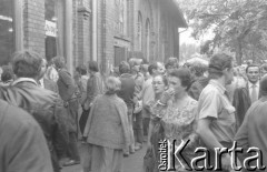 Sierpień 1980, Gdańsk, Polska.
Strajk okupacyjny w Stoczni Gdańskiej im. Lenina. Strajkujący zgromadzeni przed salą BHP.
Fot. Zbigniew Trybek, zbiory Ośrodka KARTA

