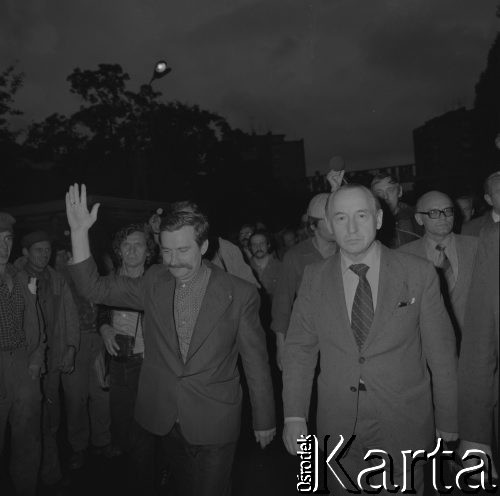 Sierpień 1980, Gdańsk, Polska.
Strajk okupacyjny w Stoczni Gdańskiej im. Lenina. Lech Wałęsa i wicepremier Mieczysław Jagielski. Z tyłu (w okularach) Tadeusz Fiszbach.
Fot. Zbigniew Trybek, zbiory Ośrodka KARTA

