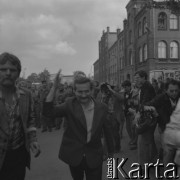 Sierpień 1980, Gdańsk, Polska.
Strajk okupacyjny w Stoczni Gdańskiej im. Lenina. Lech Wałęsa w otoczeniu strajkujących robotników, 1. z lewej jego ochroniarz Waldemar Stawicki.
Fot. Zbigniew Trybek, zbiory Ośrodka KARTA

