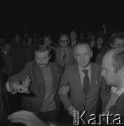 Sierpień 1980, Gdańsk, Polska.
Strajk okupacyjny w Stoczni Gdańskiej im. Lenina. Lech Wałęsa i wicepremier Mieczysław Jagielski. Z tyłu (w okularach) Tadeusz Fiszbach.
Fot. Zbigniew Trybek, zbiory Ośrodka KARTA

