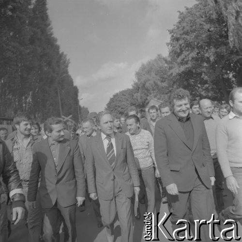 Sierpień 1980, Gdańsk, Polska.
Strajk okupacyjny w Stoczni Gdańskiej im. Lenina. W pierwszym rzędzie idą (od lewej): Lech Wałęsa, wojewoda gdański Jerzy Kołodziejski i dyrektor stoczni Klemens Gniech. 
Fot. Zbigniew Trybek, zbiory Ośrodka KARTA

