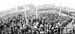 Przed 16.12.1980, Gdańsk, Polska.
Tłum zebrany przed Pomnikiem Poległych Stoczniowców. 
Fot. Zbigniew Trybek, zbiory Ośrodka KARTA