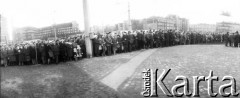 Przed 16.12.1980, Gdańsk, Polska.
Tłum zebrany przed Pomnikiem Poległych Stoczniowców. 
Fot. Zbigniew Trybek, zbiory Ośrodka KARTA