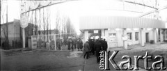 Przed 16.12.1980, Gdańsk, Polska.
Delegacja górników w strojach galowych wchodzi na teren Stoczni Gdańskiej. Nad ich głowami napis: 